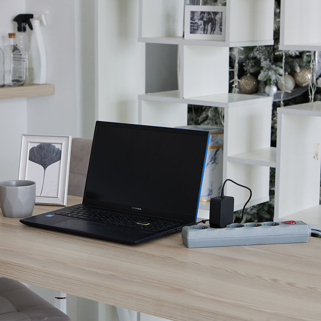 S-GSU5-5 GREY Cетевой фильтр серии Universal, 5м (Пвс 3*0,75), 5 гнезд, с/з. 10А. Защита от перенапряжения, короткого замыкания. TM Uniel.