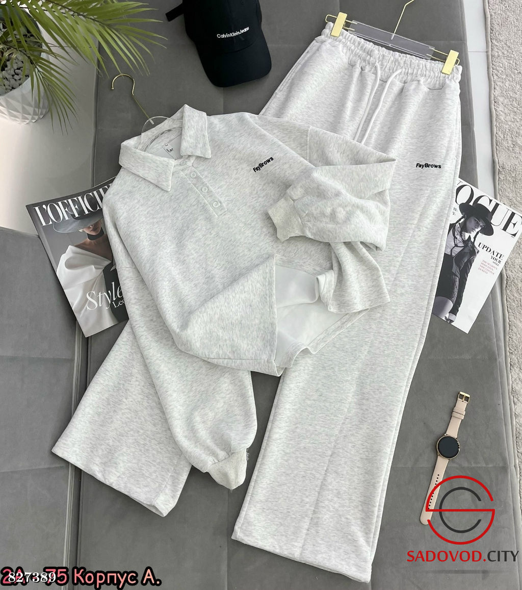 Спортивный женский костюм