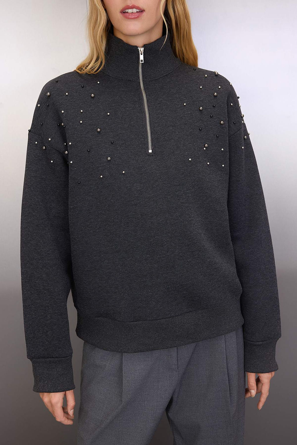 Antrasit Oversize/Genis Kal?p Fermuarl? Tas Isleme Detayl? Kal?n Orme Sweatshirt TWOAW26SW00040 - Trendyolmilla фото 3