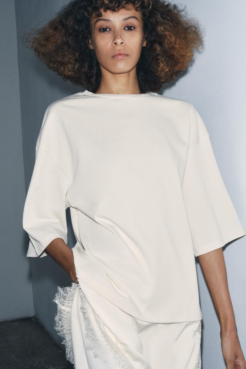 CONTRAST LACE T-SHIRT