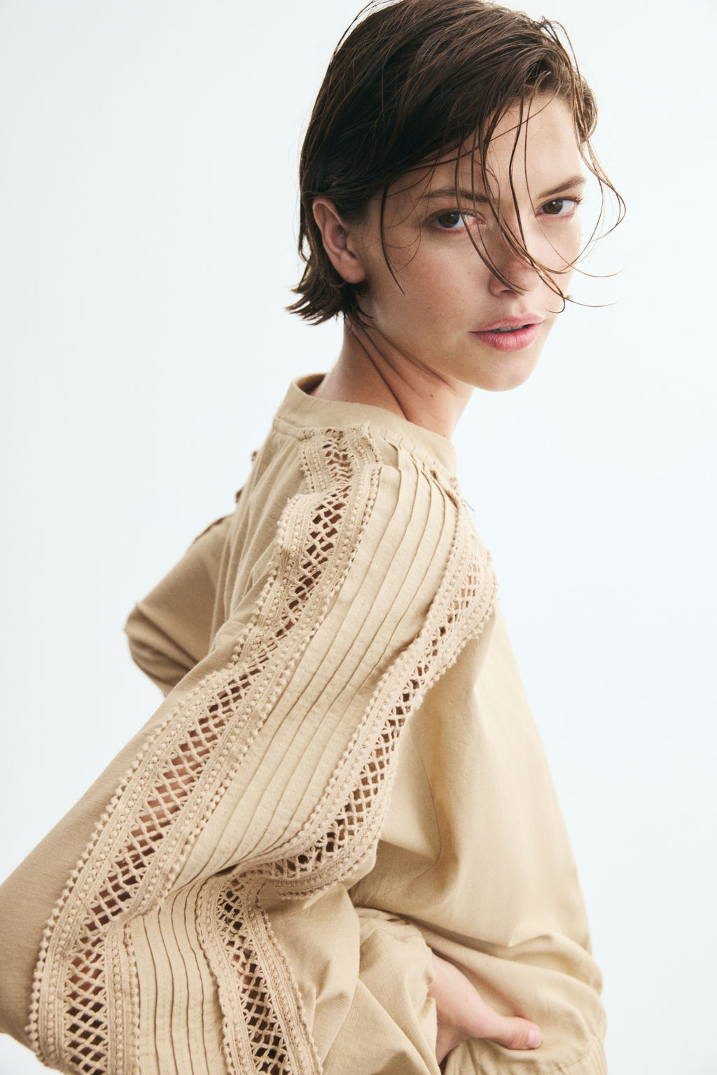 Chaqueta en mezcla de lino con detalle de encaje - H&m фото 2