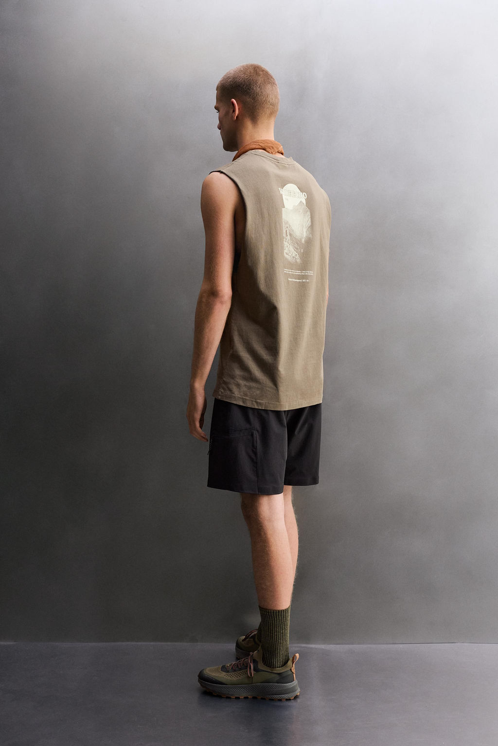 CAMISETA TANK ESTAMPADOS CONTRASTE / verde lavado