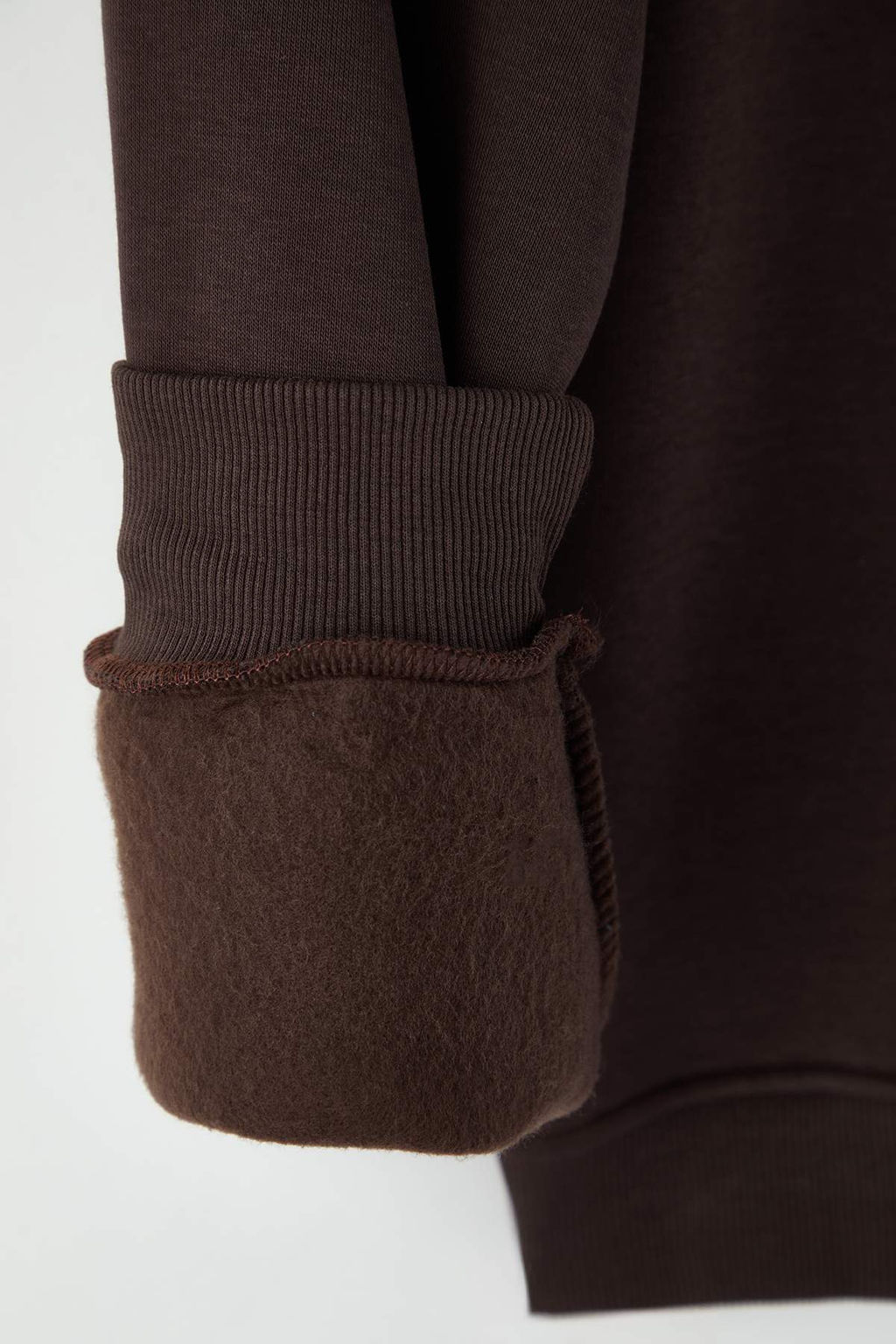 Kahverengi Oversize/Genis Kesim Pamuklu Basic Ici Polarl? Kal?n Sweatshirt TMNAW25SW00011