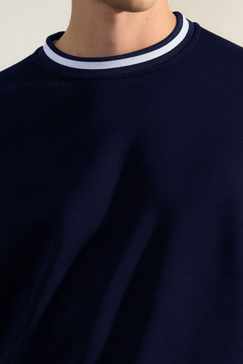 TRENDYOL MAN Indigo Premium Oversize/Genis Kesim Yaka Triko Bant Basic Ici Polarl? Sweatshirt TMNAW25SW00093 - Trendyolmilla фото 4