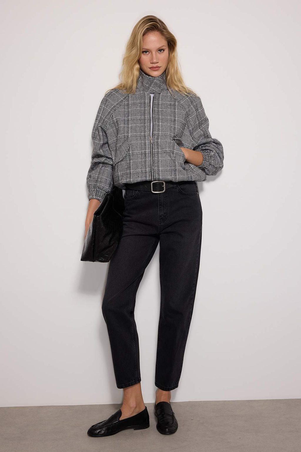 TRENDYOLMILLA Mavi Yuksek Bel Mom Jeans TWOAW24JE00076 фото 21