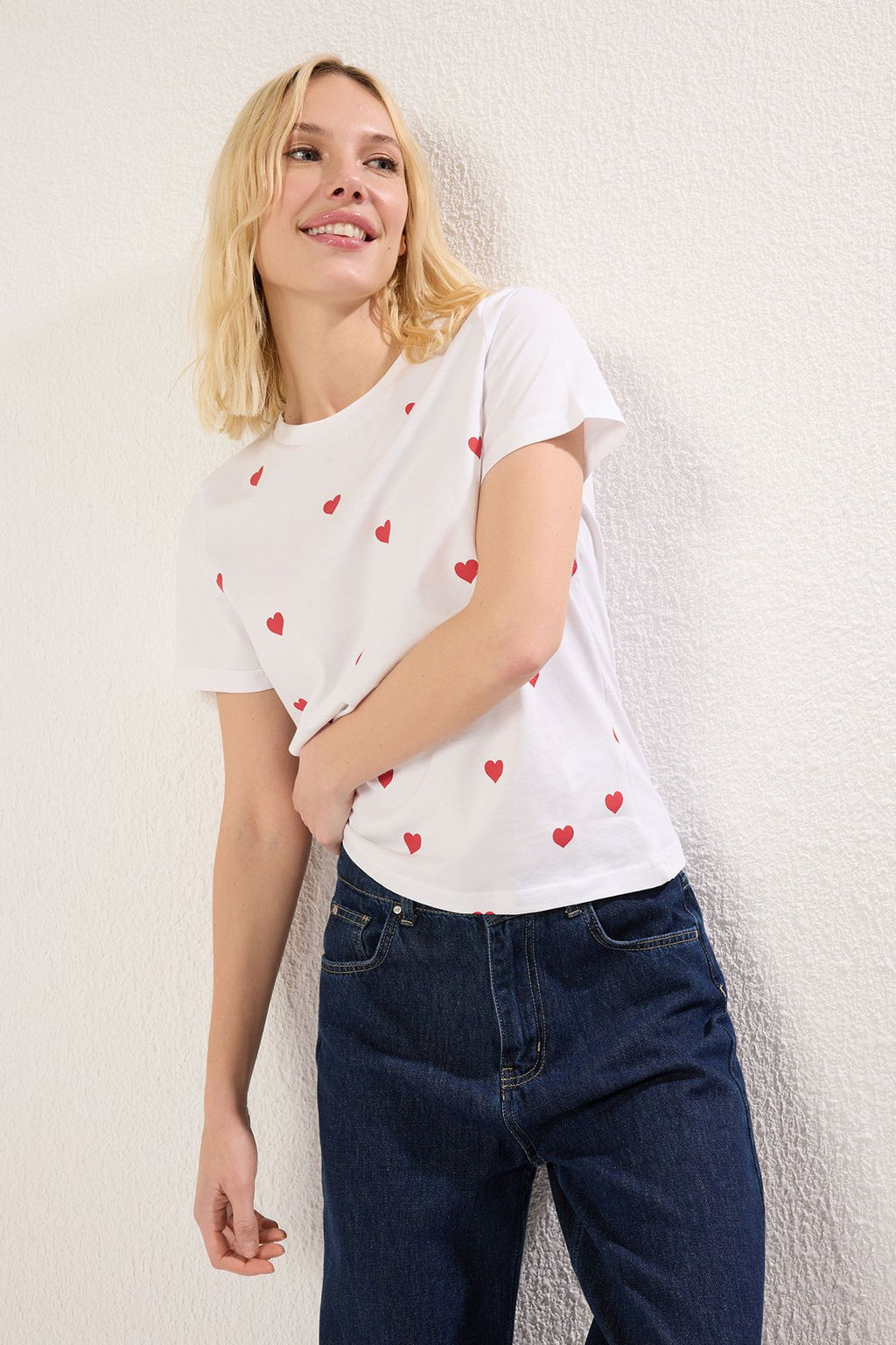 TRENDYOLMILLA Ekru %100 Pamuk Kalp Bask?l? Regular/Normal Kal?p Bisiklet Yaka Orme T-Shirt TWOSS20TS0757