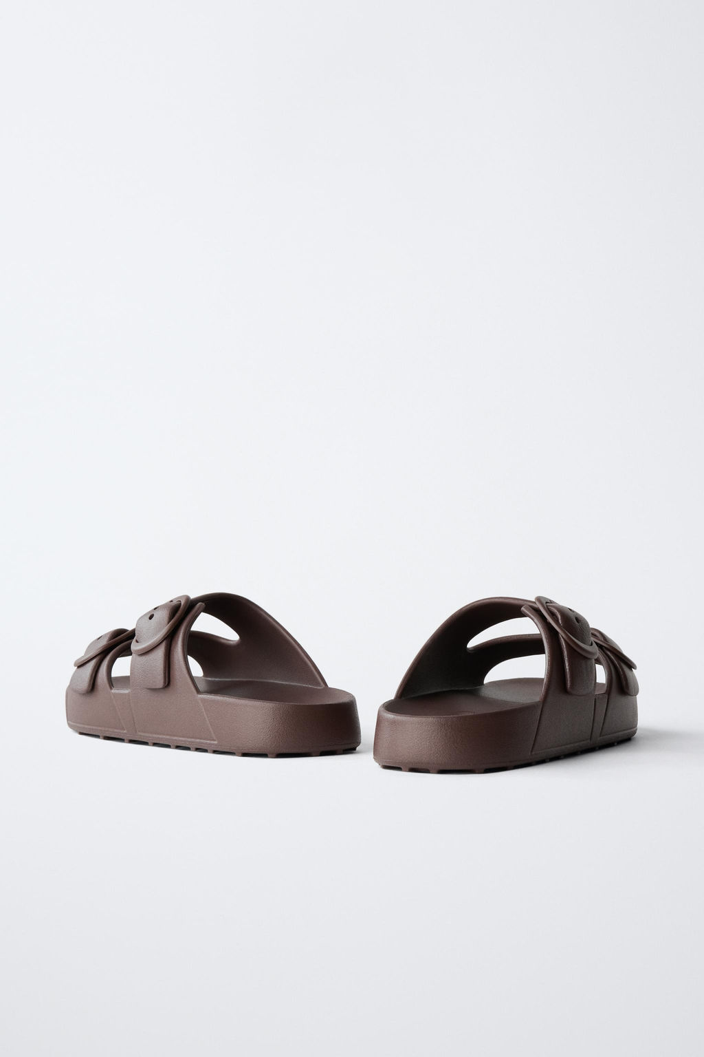 SANDALIA ENGOMADA HEBILLAS / Marr?n