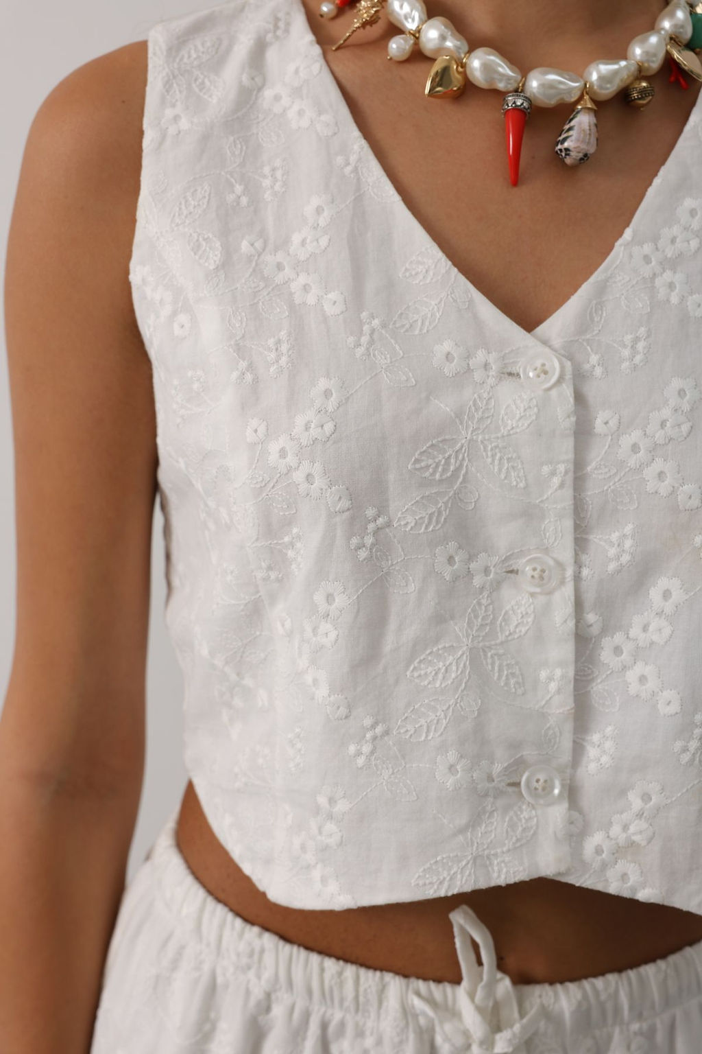 Trendyolmilla Beyaz V Yaka Crop Brode Yelek Dokuma Bluz TWOSS25BZ00171  фото 2