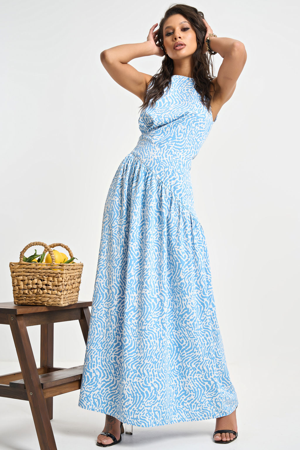 Платье облегающее бело-голубое