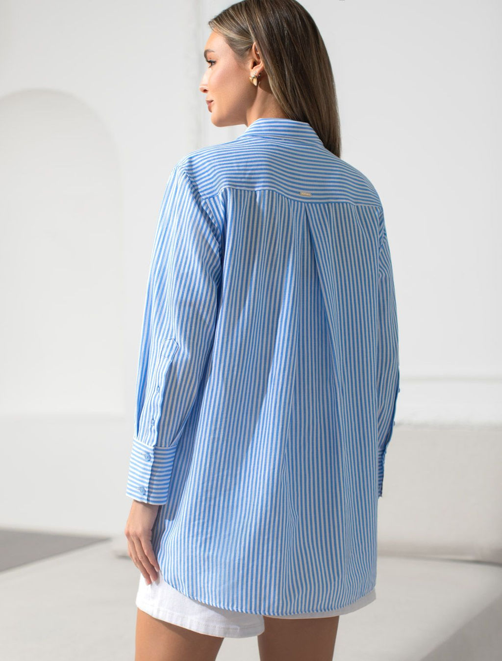 Удлиненная блузка с поясом в тонкую полоску из эластичного хлопка - Vilatte фото 3