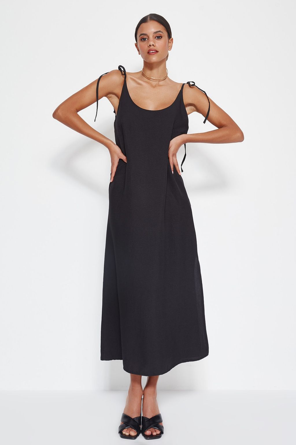 Siyah Duz Kesim Y?rtmacl? Ask?l? Midi Dokuma Elbise TWOSS23EL00413