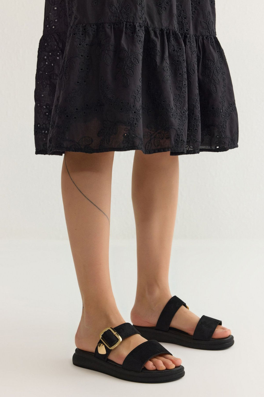 Trendyol Shoes Siyah Suet Gold Tokal? Duz Kad?n Terlik TAKSS25TE00006 - Trendyolmilla фото 3