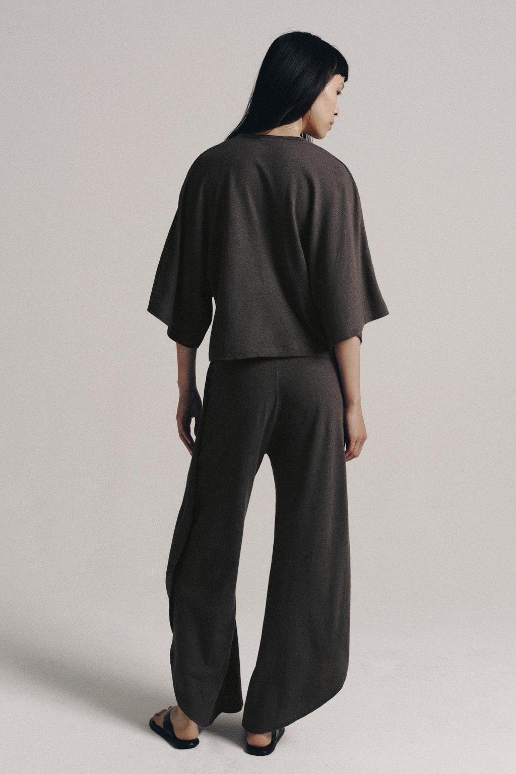 CAMISETA ESCOTE PICO CON LINO / Carb?n - Zara фото 2