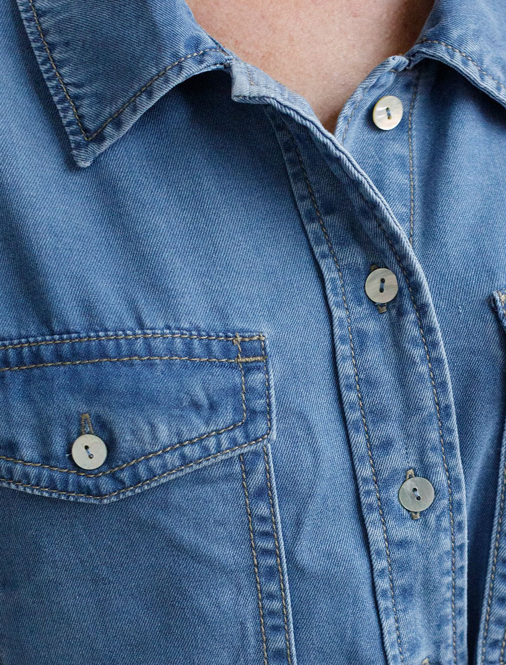 Удлиненная блузка с поясом и карманами из джинсового лиоцелла - Vilatte фото 2