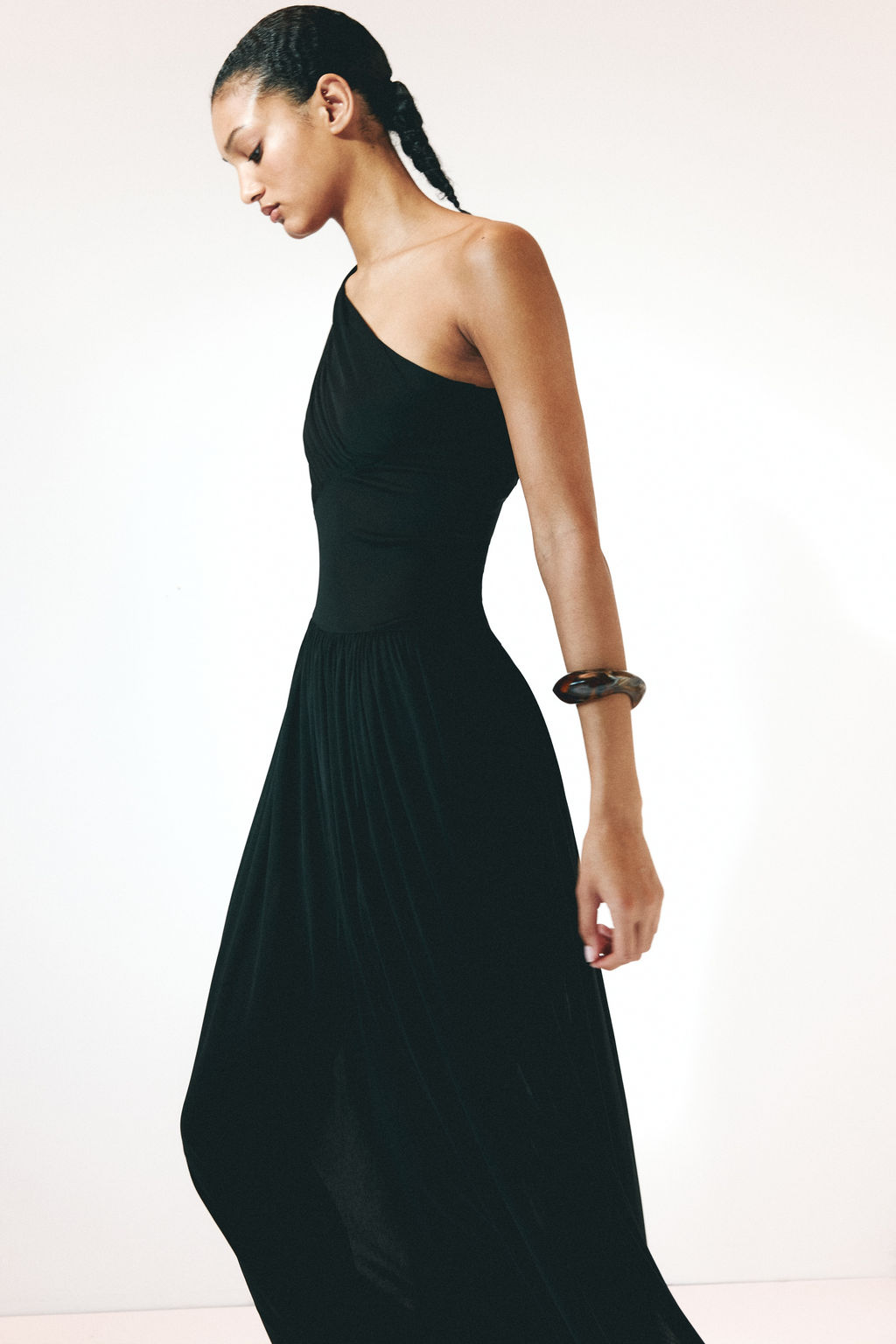 Vestido drapeado de un hombro - H&m фото 6