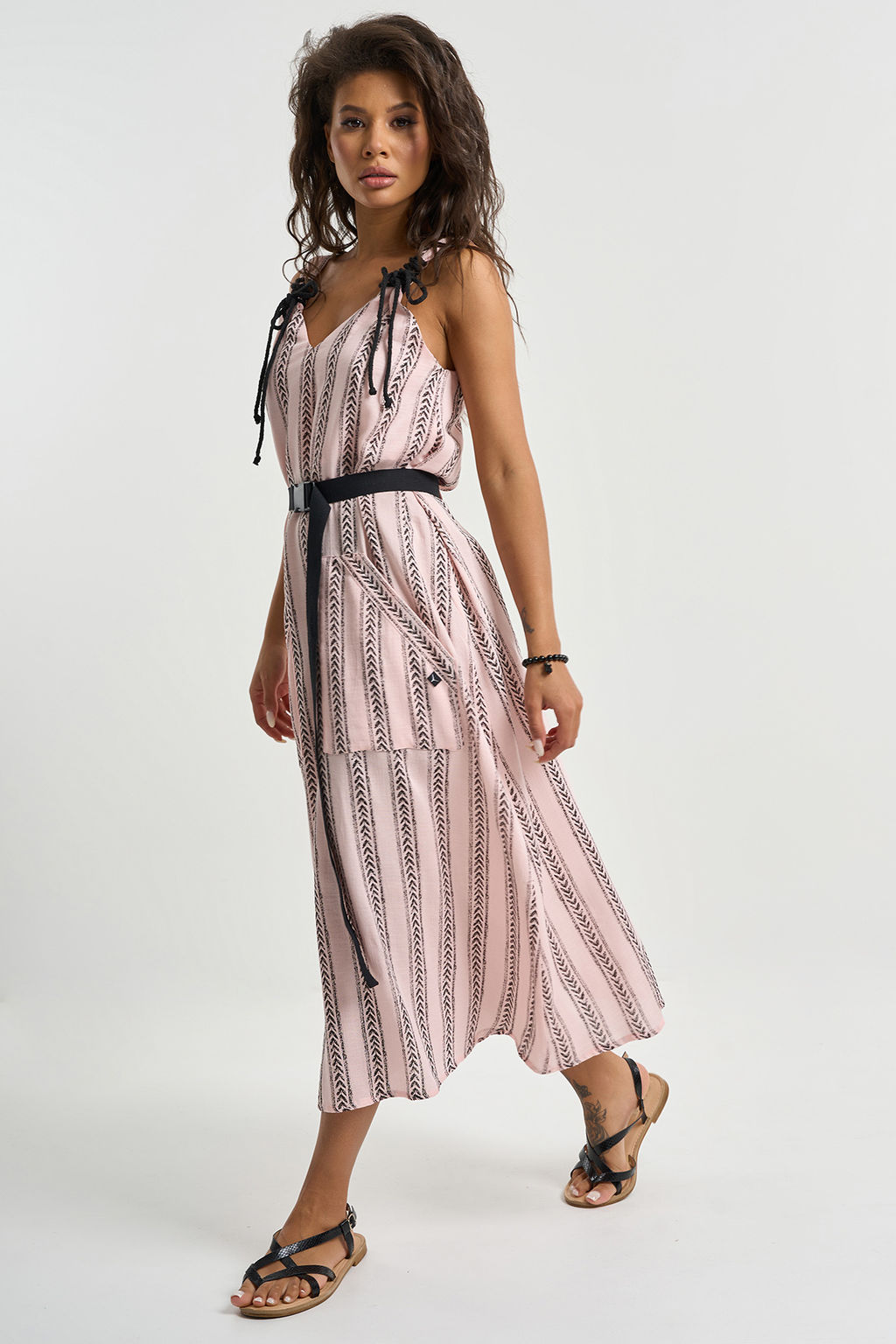 Платье хлопковое с поясом принт на бледно-розовом