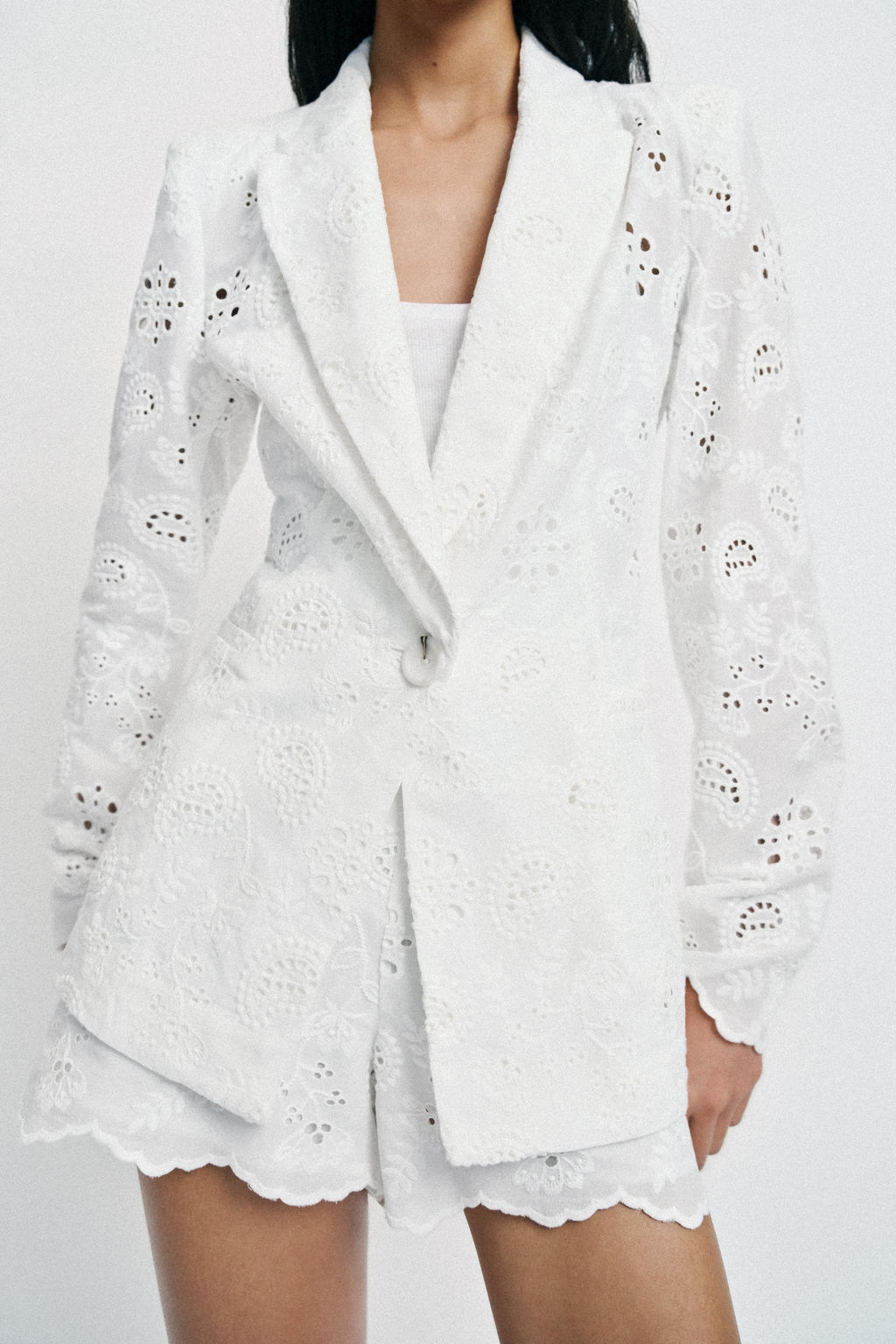 BLAZER ENTALLADA HOMBRERAS BORDADOS PERFORADOS / Blanco - Zara фото 2