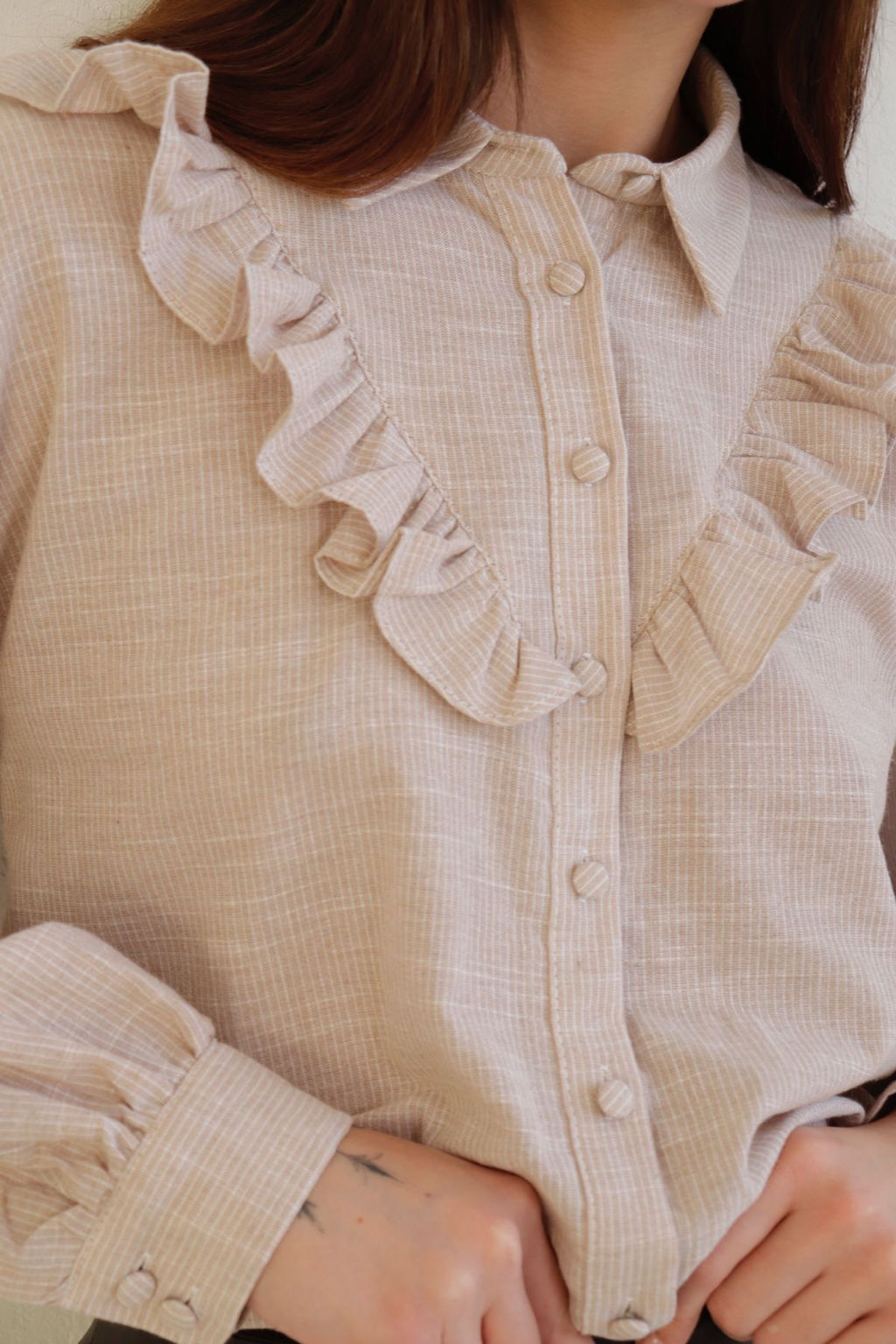 11070 Блуза с кокеткой и оборкой кремовая - Martichelli фото 5