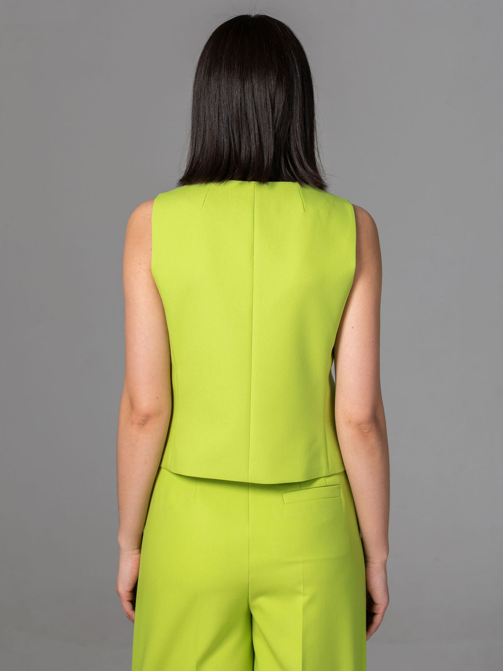 Жилет с фигурной линией низа