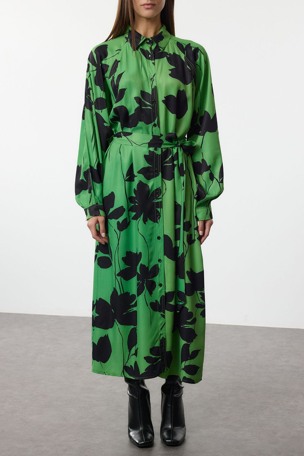 Trendyolmilla Yesil Cicekli Genis Kal?p Kollar? Dikis Detayl? Premium Kumas Maxi Gomlek Elbise TWOAW25EL00512 фото 3