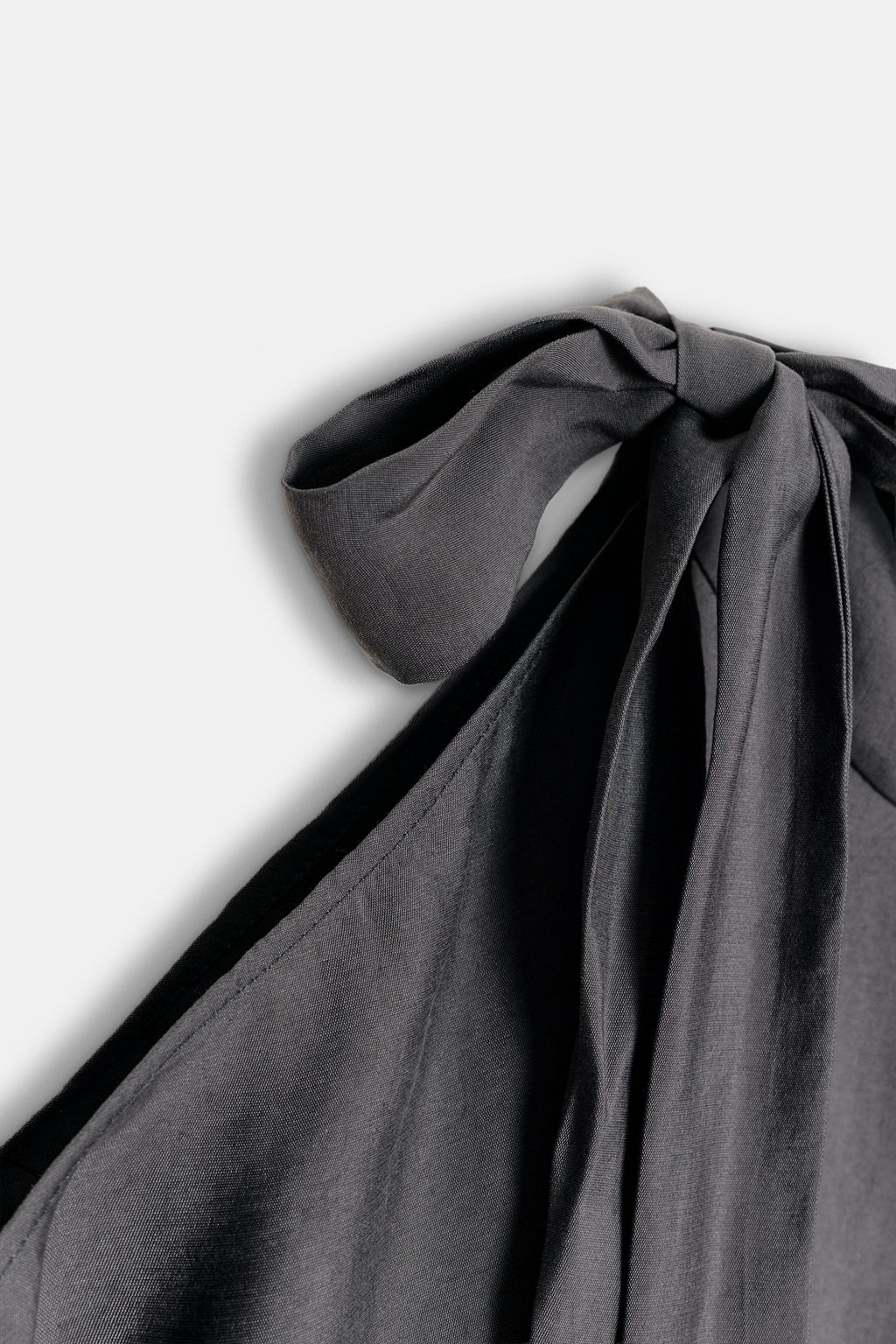 BLOUSE WITH SHOULDER OPENING AND BOW