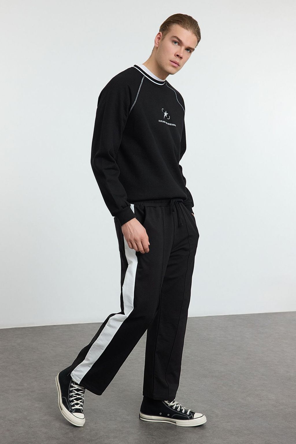 TRENDYOL MAN Siyah Oversize/Genis Kesim Ac?k Paca Renk Bloklu Esofman Alt? TMNAW25EA00006 - Trendyolmilla фото 2