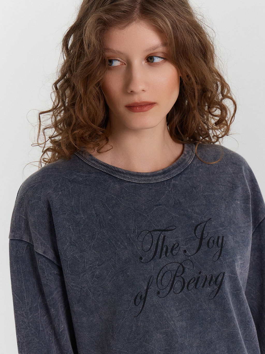 Джемпер женский черный с обработкой эйсид и надписью The joy of being ACID WASH черный янтарь +печать 122924 - Mark formelle фото 6