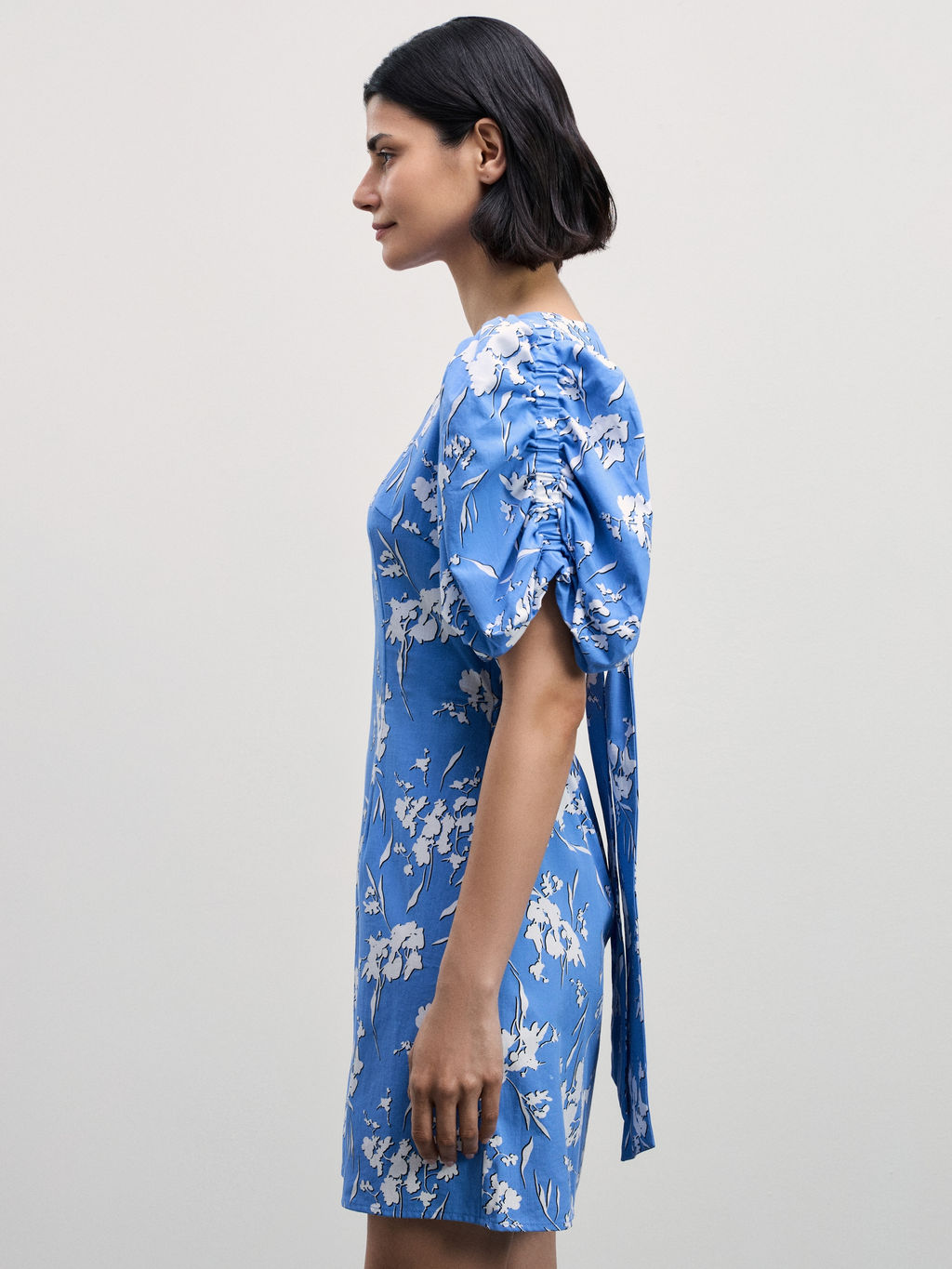 Короткое платье с объемными рукавами / Zarina фото 3