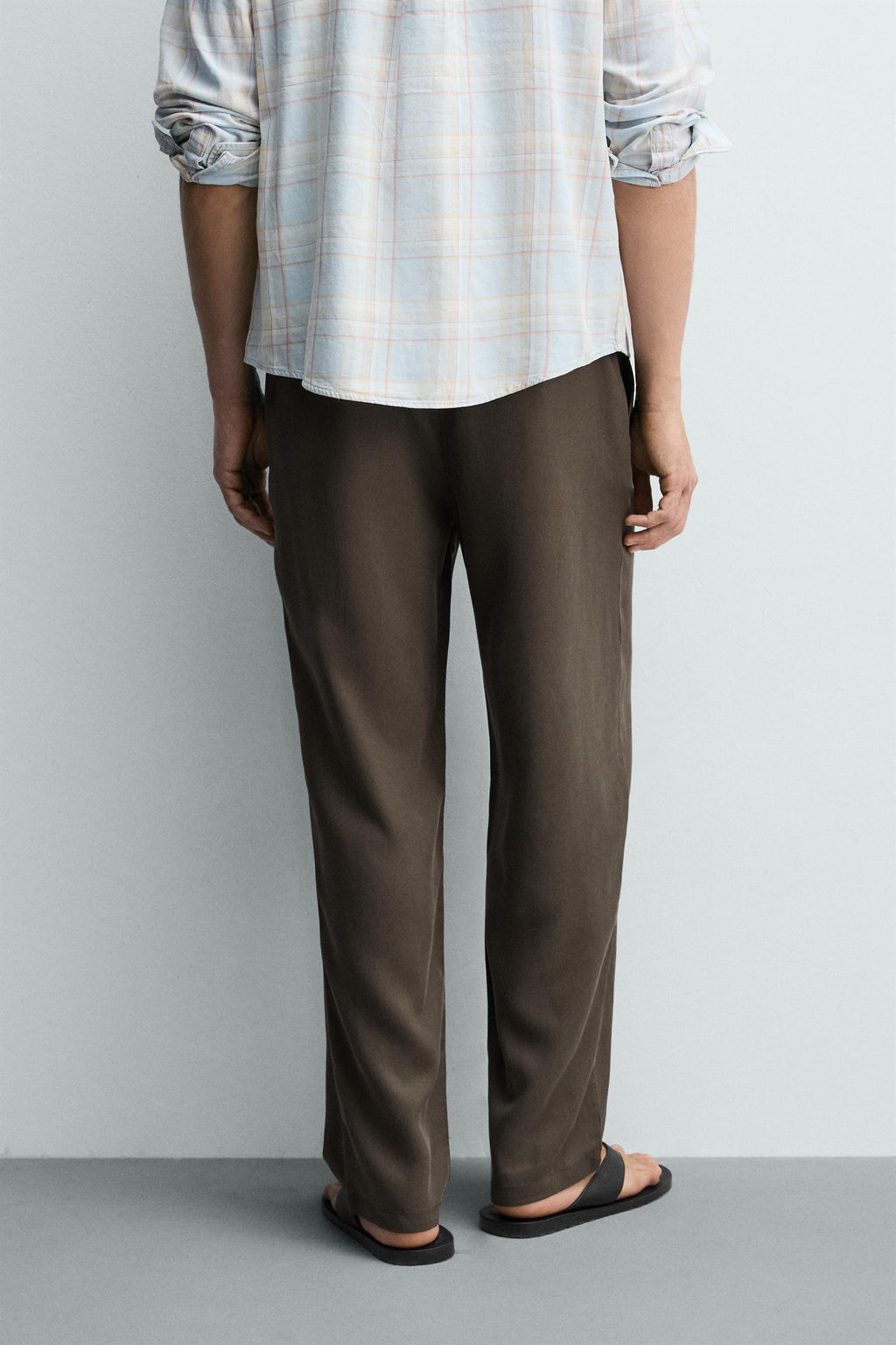 PANTAL?N FLUIDO RELAXED FIT / Marr?n / Topo