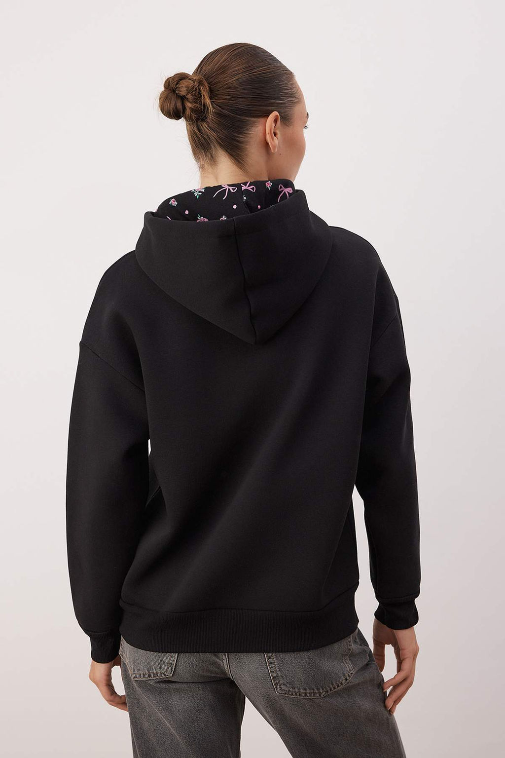 Siyah Kapusonu Bask?l? Oversize/Genis Kal?p Orme Sweatshirt TWOAW26SW00213 - Trendyolmilla фото 4