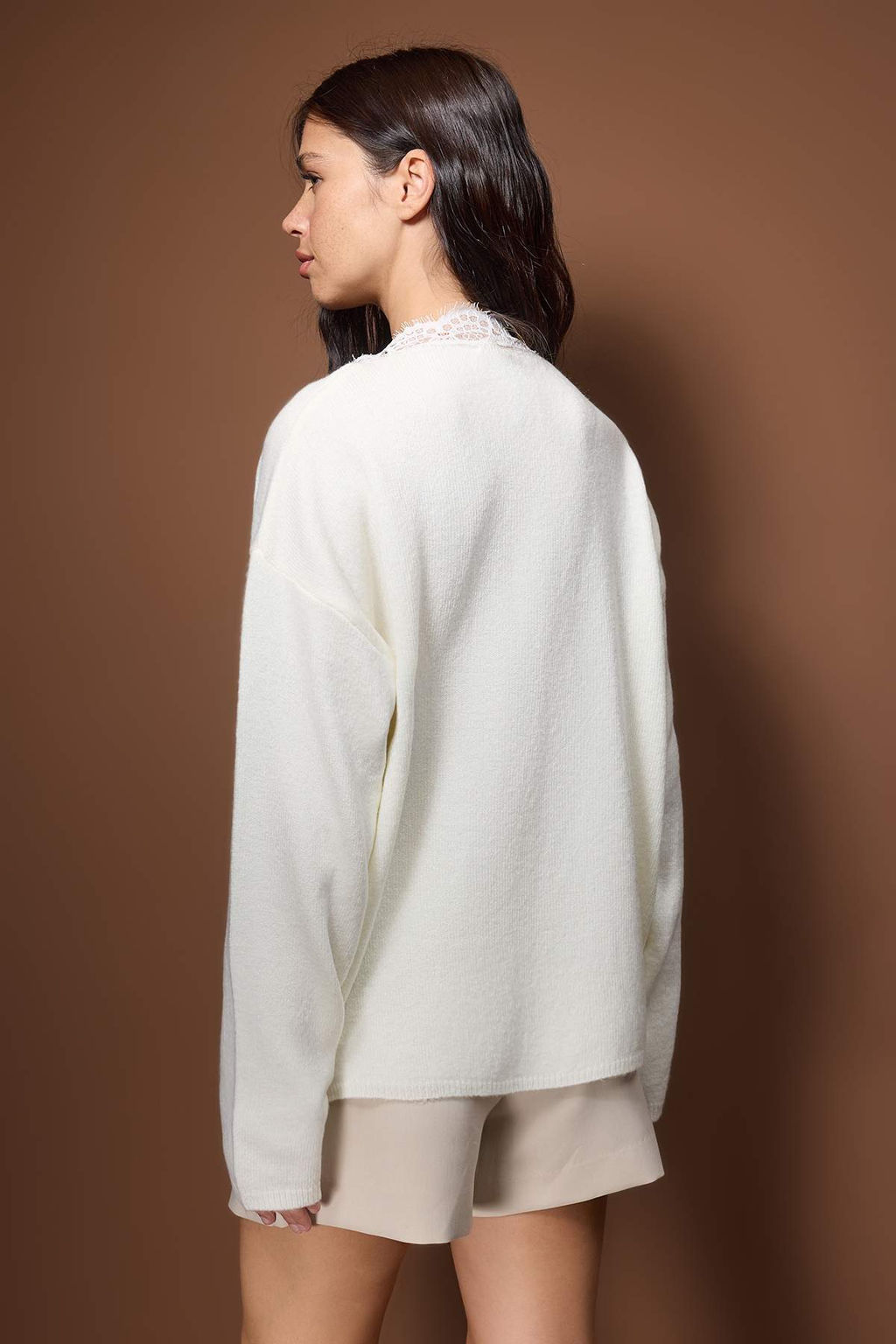 Ekru Yumusak Dokulu V Yaka Dantelli Triko Kazak TWOAW26KZ00288