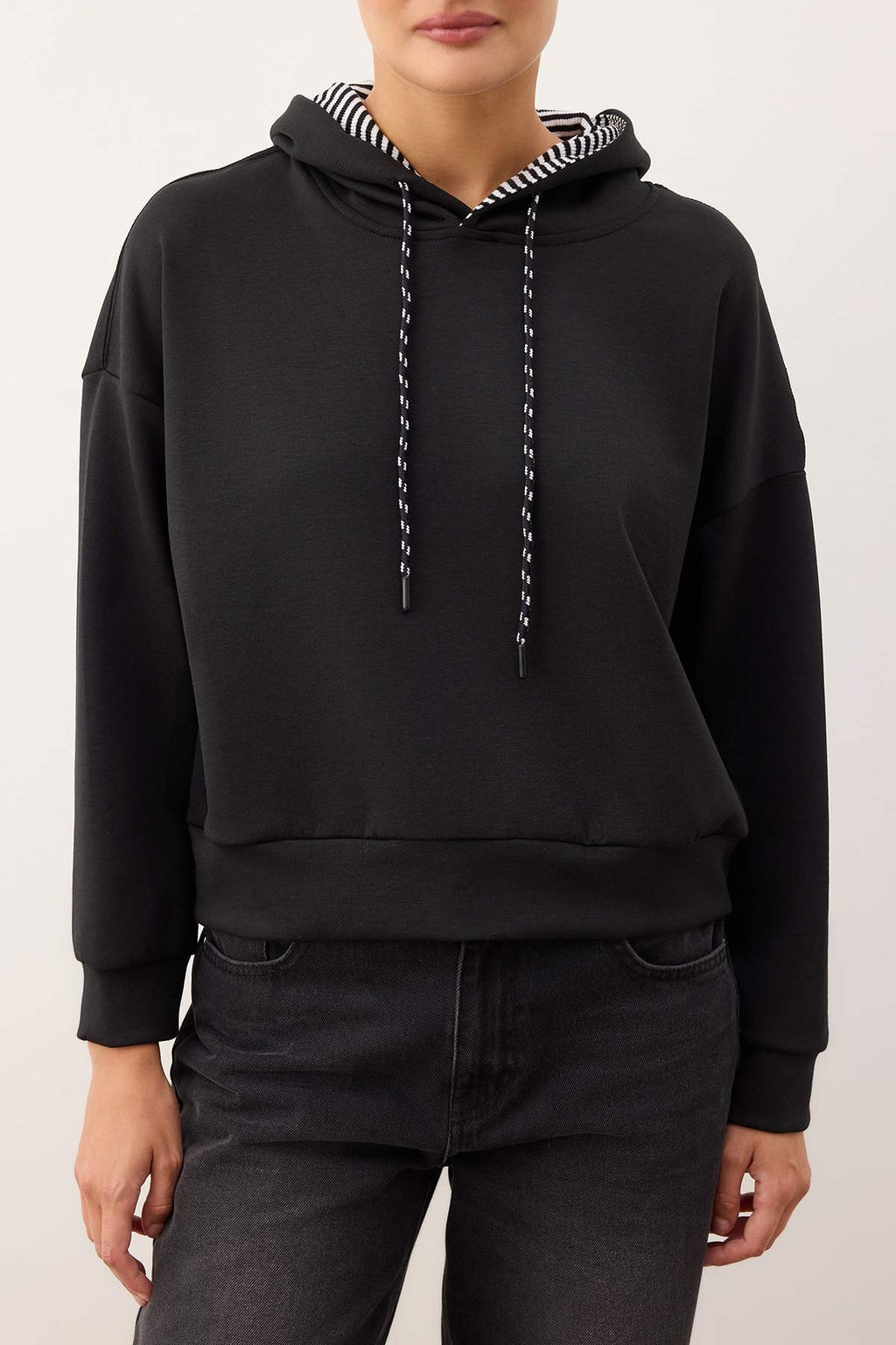 Siyah Kapusonlu Oversize/Genis Kal?p Orme Sweatshirt TWOAW26SW00223 - Trendyolmilla фото 3