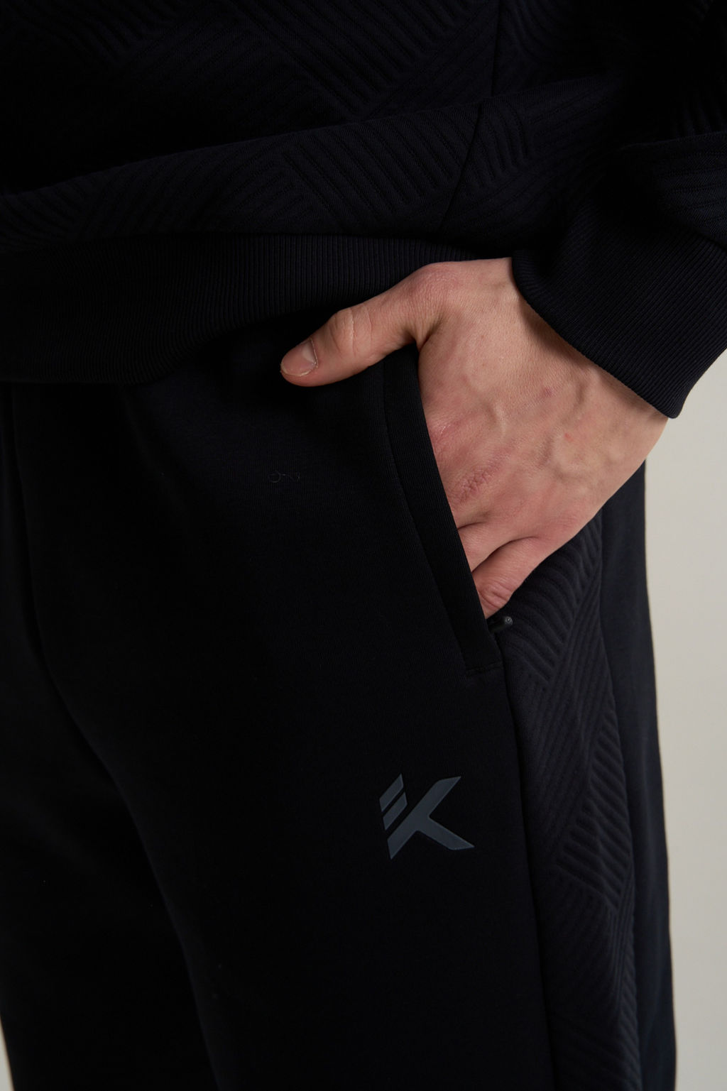 Брюки трикотажные Черный KT Knit Track Pants - Anta фото 9