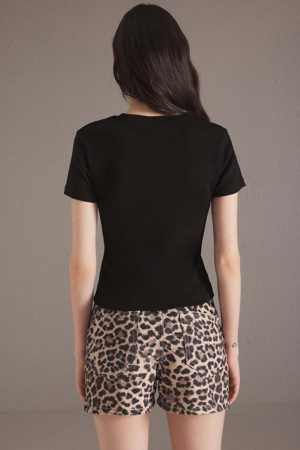 TRENDYOLMILLA Siyah Fiyonk Detayl? Bask?l? Fitted/Vucuda Oturan Orme T-Shirt TWOSS25TS00113  фото 4