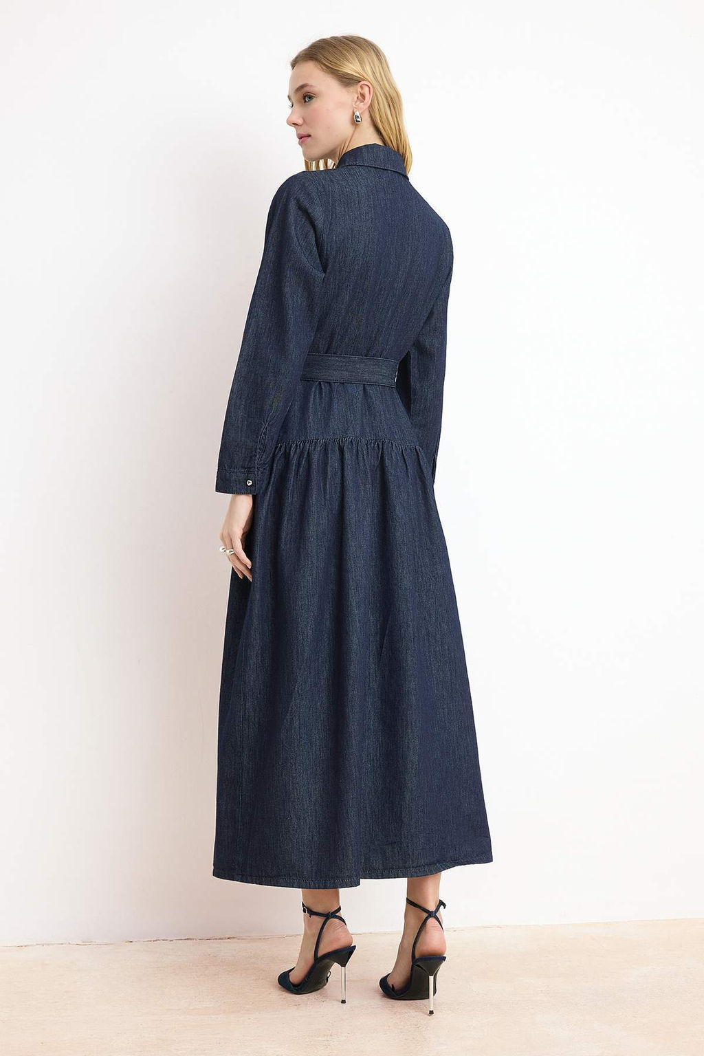 Koyu Mavi Kemerli Maxi Denim Elbise TWOSS26EL00030 - Trendyolmilla фото 6