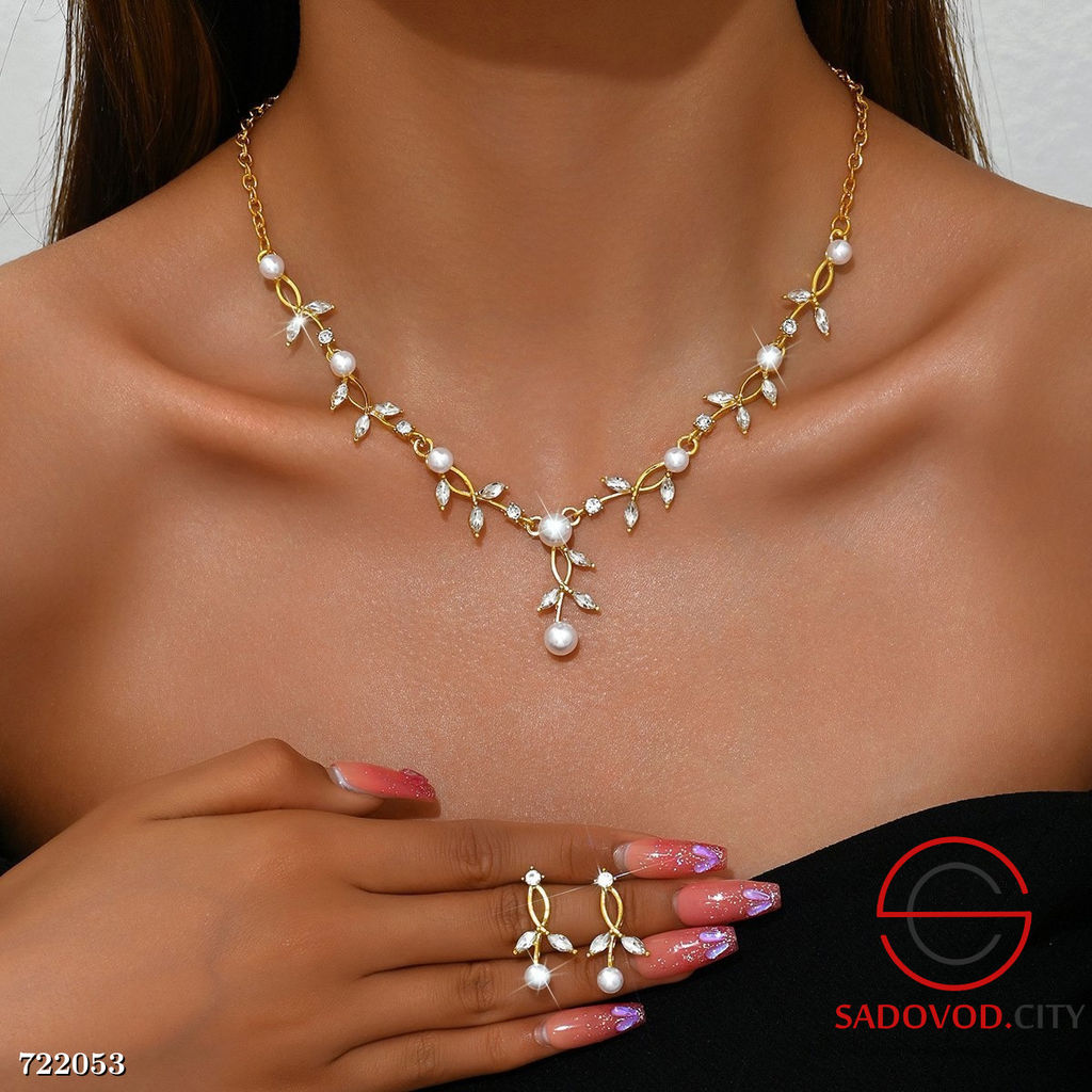 Женский комплект из колье и серёжек с жемчугом