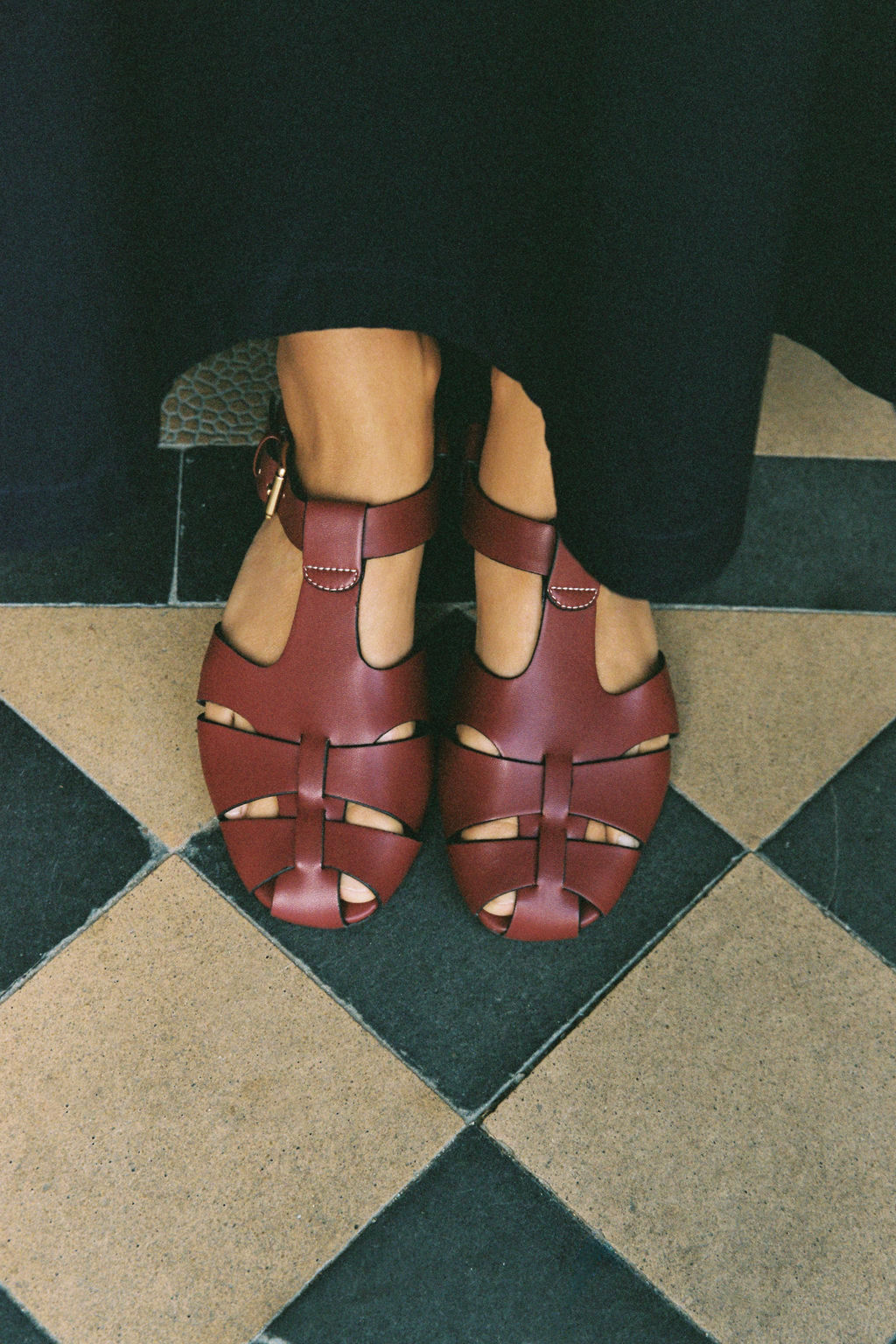 FLAT CAGE SANDALS