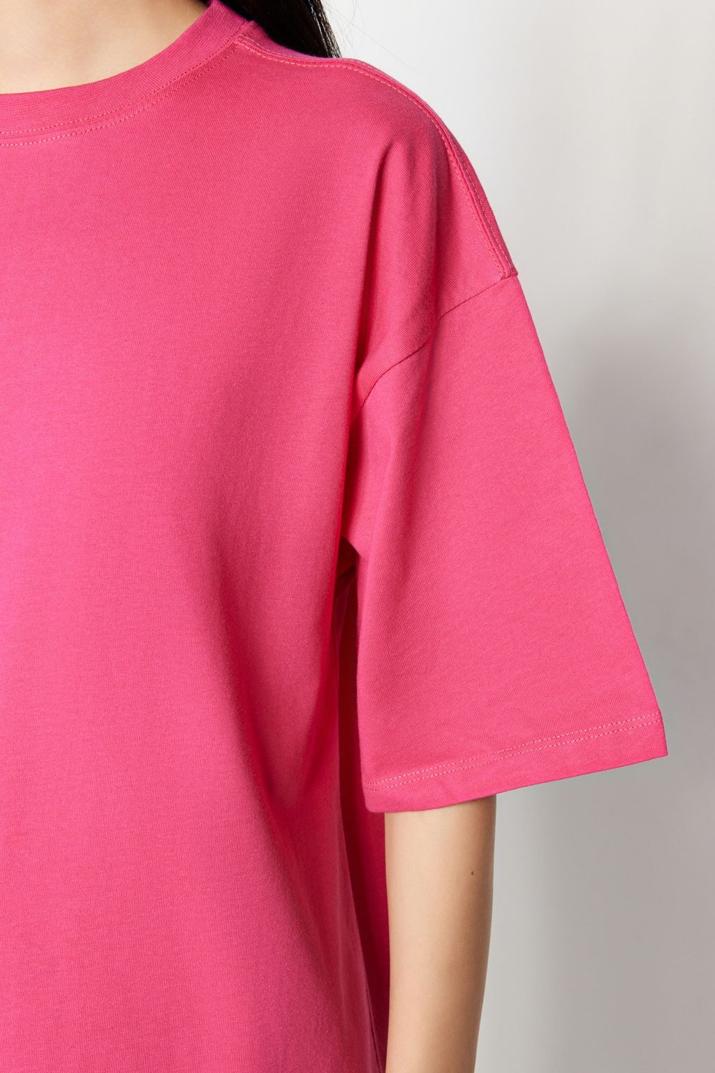 Fusya%100 Kal?n Pamuklu Premium Oversize/Genis Kal?p Bisiklet Yaka Orme T-Shirt TWOSS23TS00040