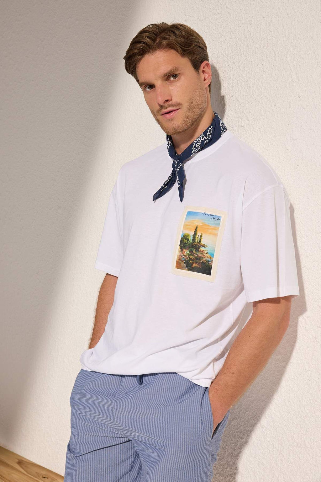 Trendyolmilla Man Beyaz Oversize/Genis Kesim Bisiklet Yaka Aplike Manzara Bask?l? T-Shirt TMNSS25TS00220