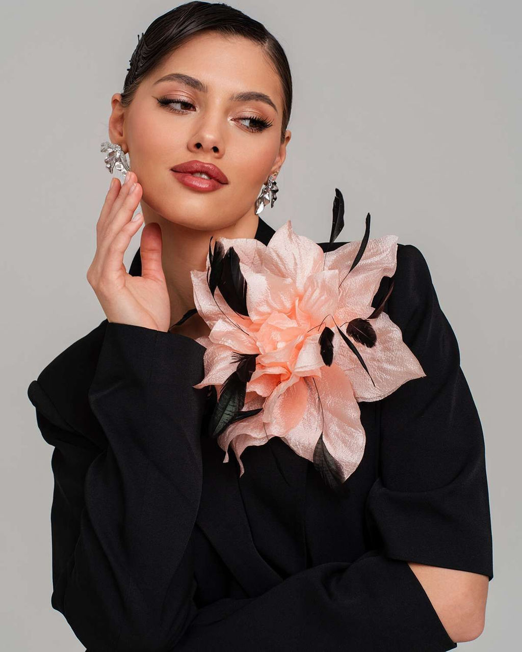 Брошь цветок искуcственный шёлк/Натуральные перья