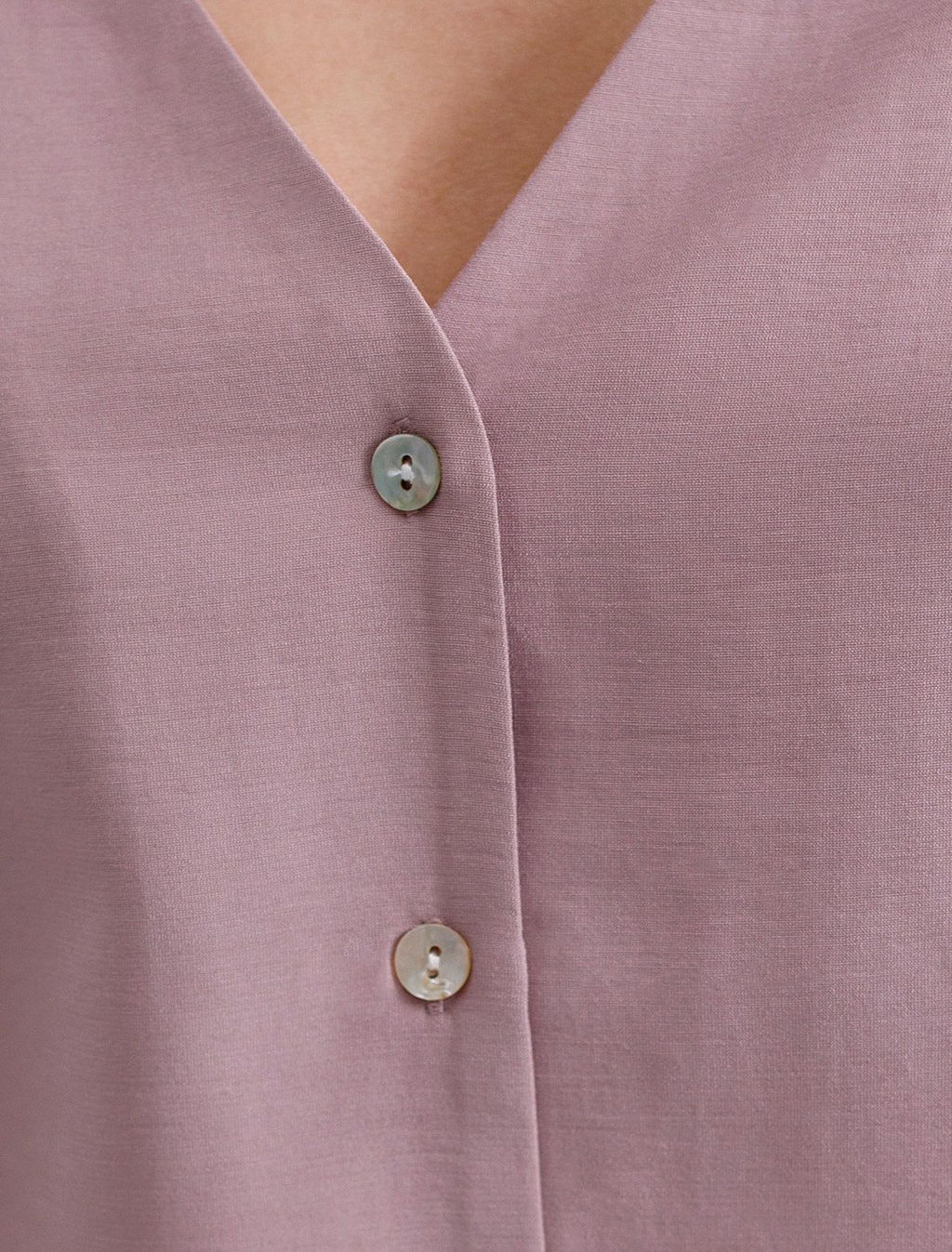 Укороченная блузка с V вырезом из плотного лиоцелла - Vilatte фото 2