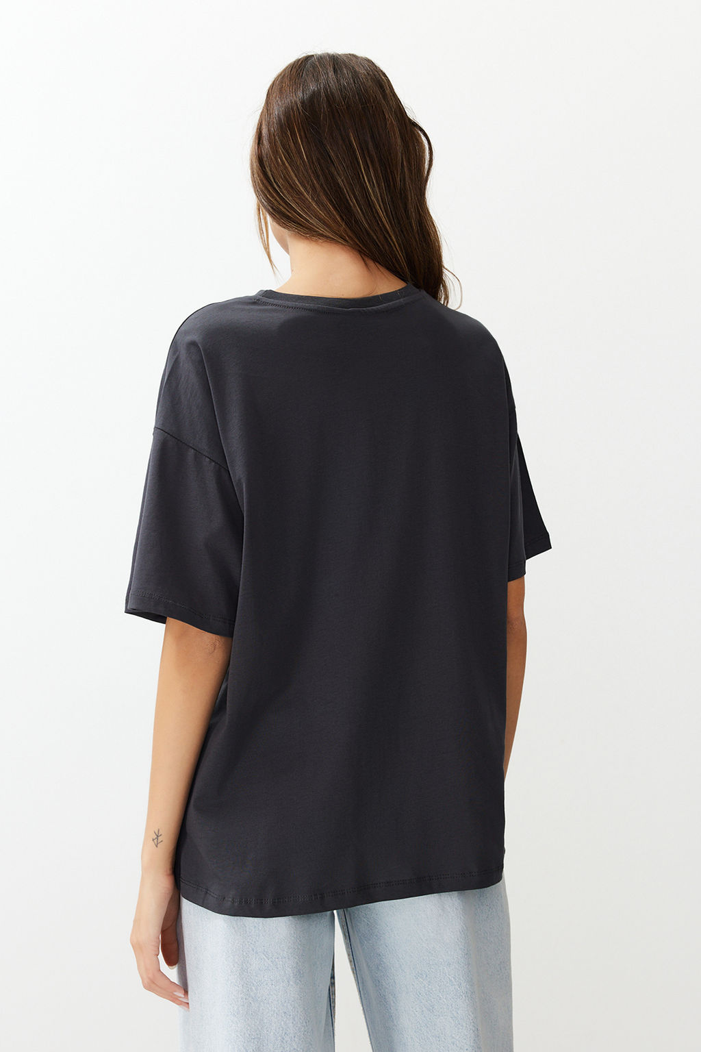 TRENDYOLMILLA Antrasit %100 Pamuk Bask?l? Oversize/Genis Kesim Orme T-Shirt TWOSS24TS00187 фото 6