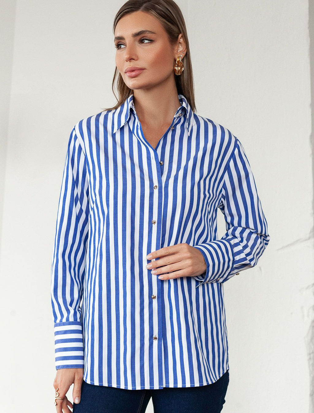 Блузка свободного силуэта с золотистыми пуговицами