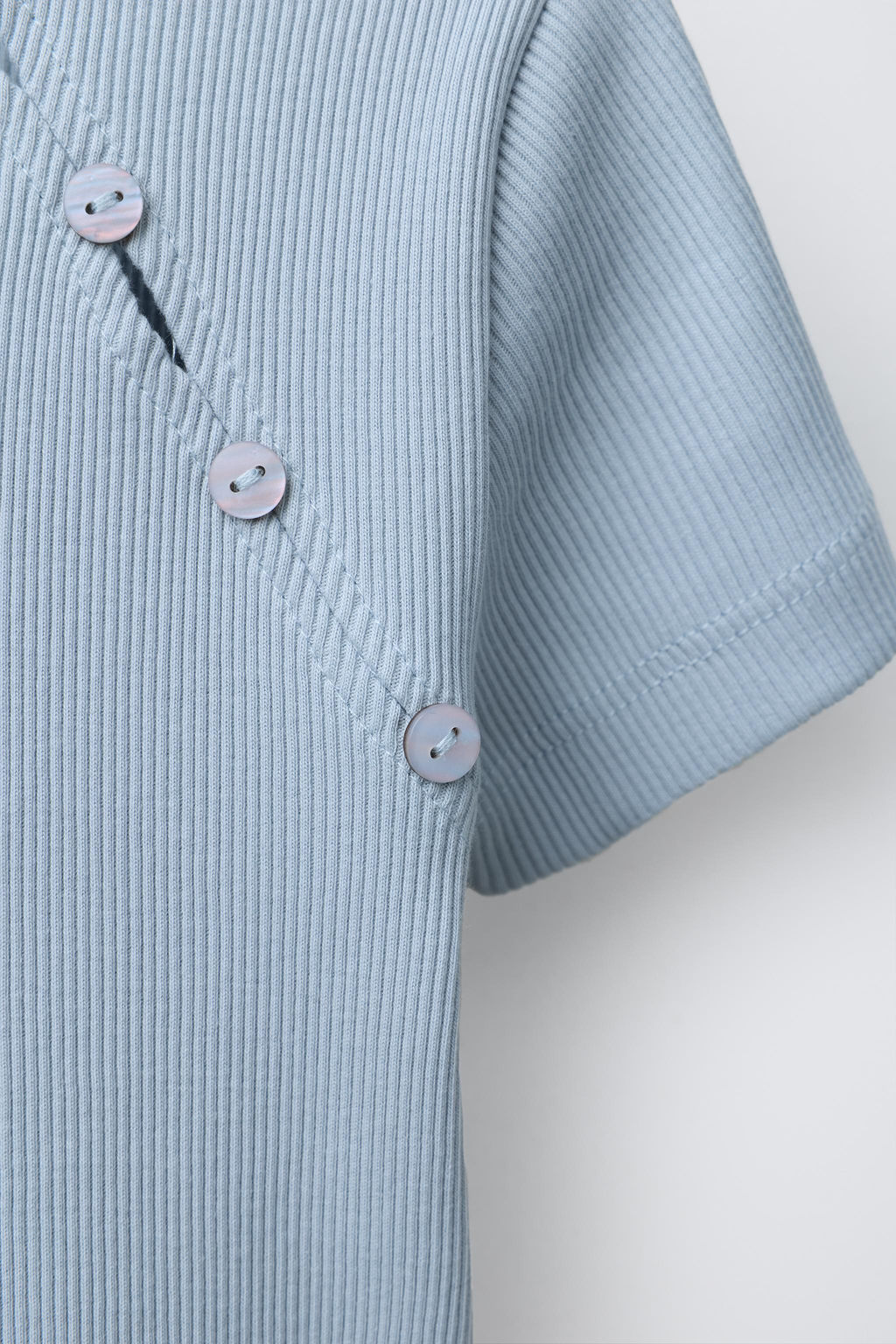 RIBBED T-SHIRT WITH BUTTONS