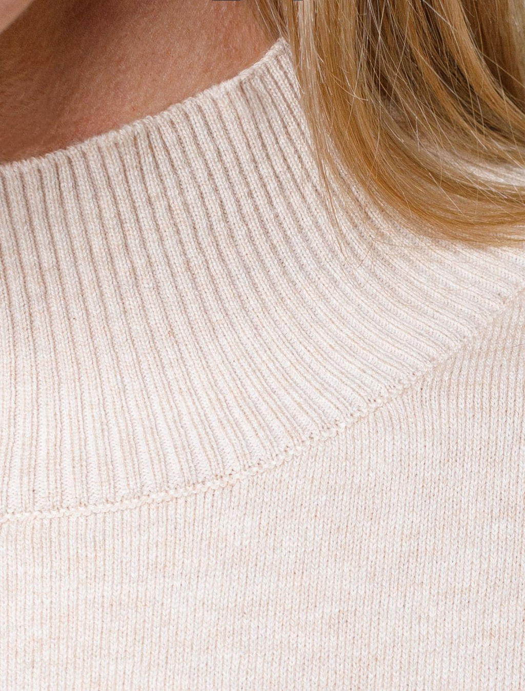 D34.201 Свитер женский бежевый меланж