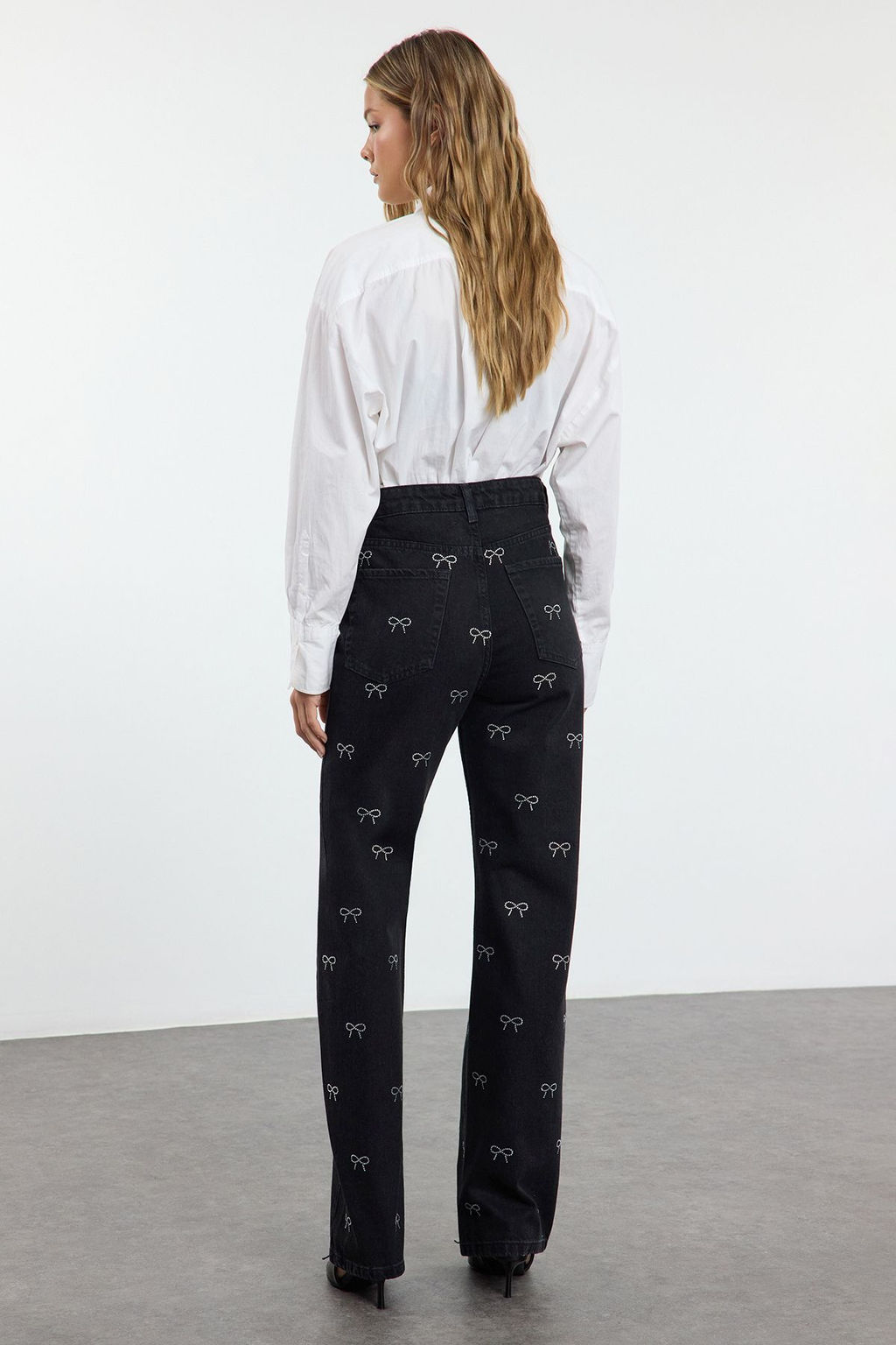 Siyah Fiyonk/Kurdele Detayl? Tasl? Yuksek Bel Wide Leg Jeans TWOAW25JE00325 - Trendyolmilla фото 5