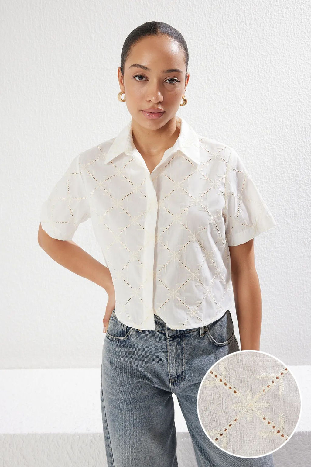 TRENDYOLMILLA Beyaz Brode Kumas K?sa Kol Regular Normal Kal?p Dokuma Crop Gomlek TWOSS25GO00082 фото 2