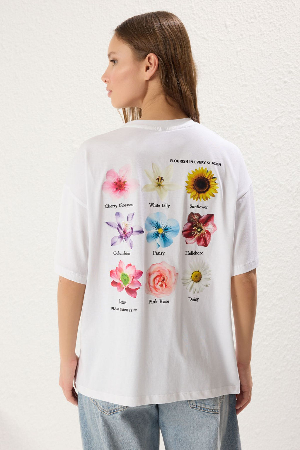 TRENDYOLMILLA Beyaz %100 Pamuk Oversize/Genis Kal?p On Arka Cicek Bask?l? Orme T-Shirt TWOSS25TS00099  фото 5