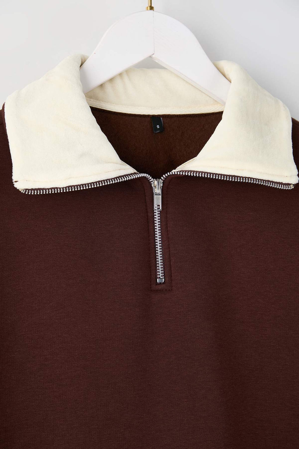 Kahverengi Oversize/Genis Kal?p Kadife Sloganl? Fermuarl? Ici Polarl? Orme Sweatshirt TWOAW26SW00228 - Trendyolmilla фото 7