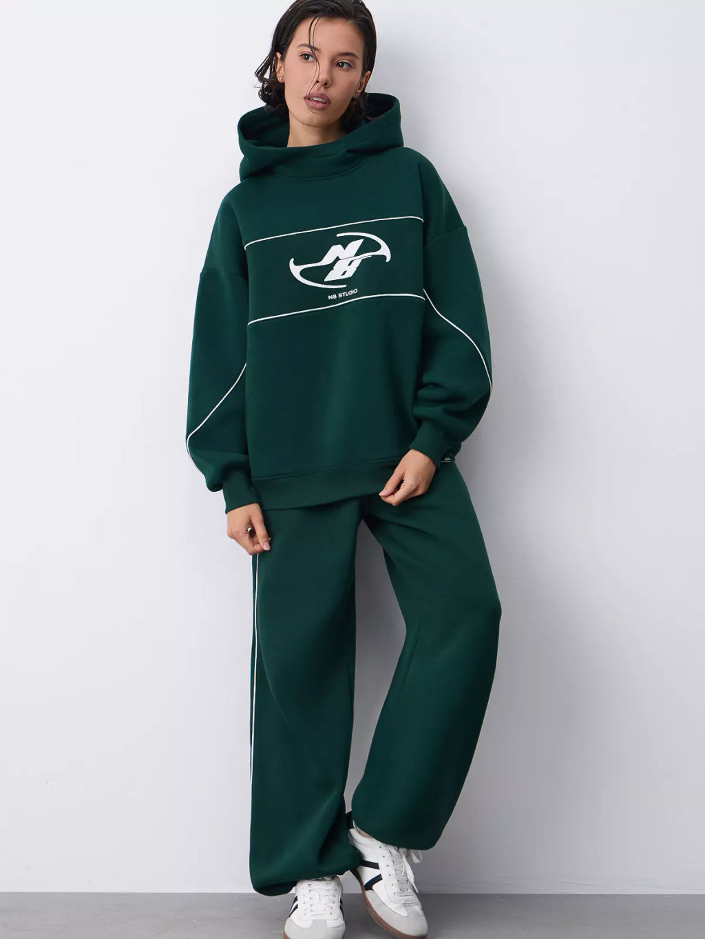 Спортивные брюки с декоративными кантами